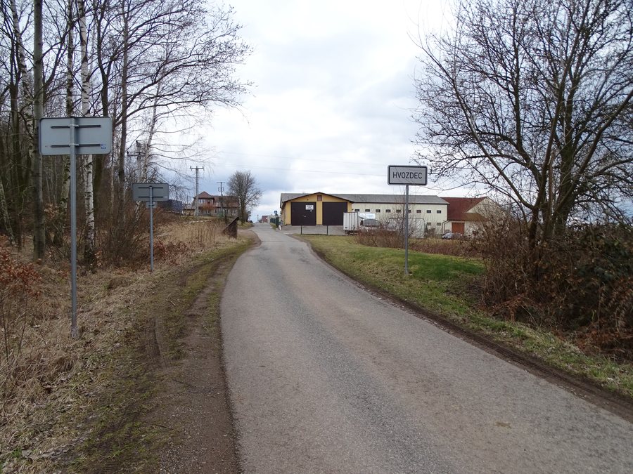 File:Hvozdec (BE), cesta z Podluh, začátek obce.jpg