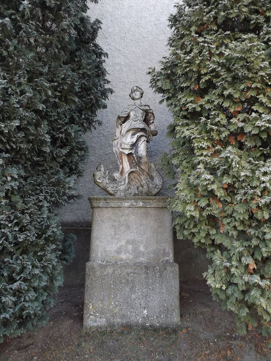 File:Staré Hobzí, socha před kostelem.JPG