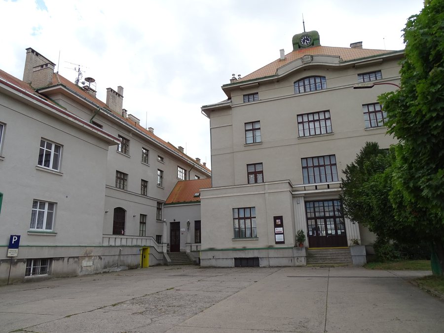 File:SOŠ Český Brod-Liblice (01).jpg
