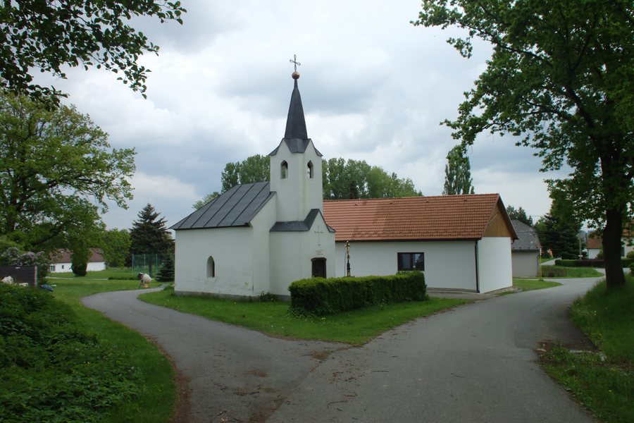 File:Bácovice, náves.jpg