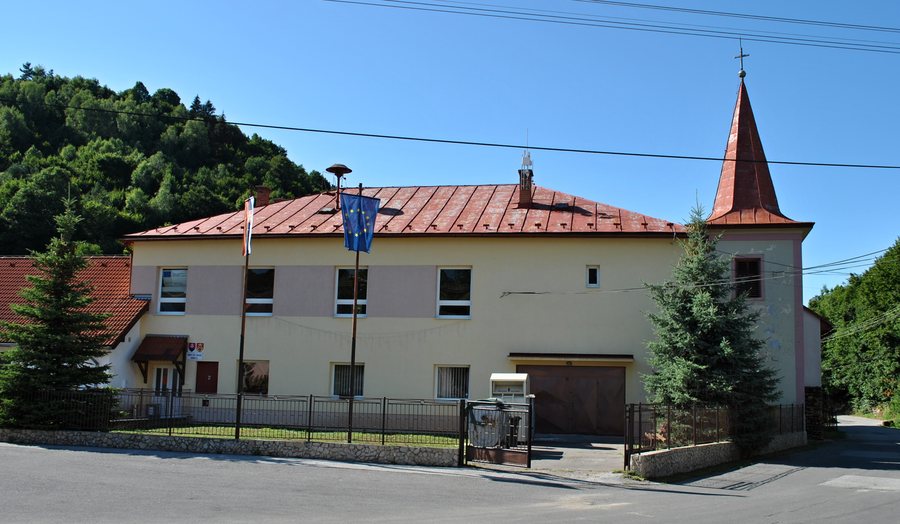 File:Môlča - budova obecného úradu - 2015.JPG