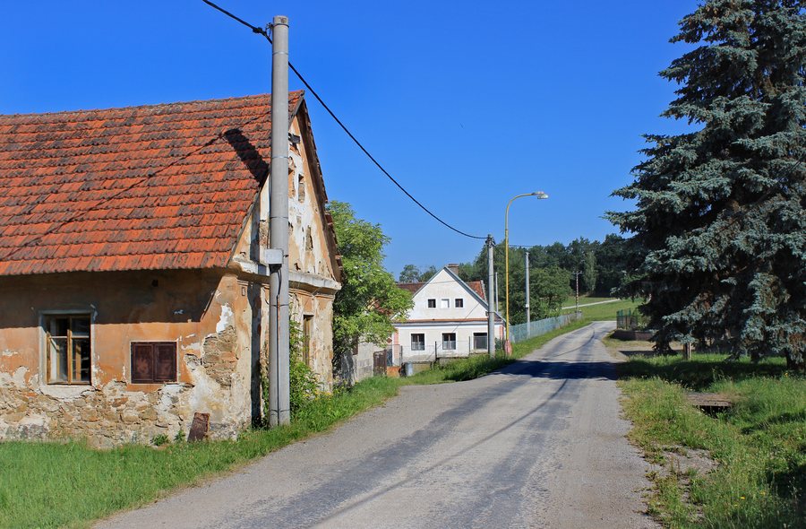 File:Litichovice, main street.jpg