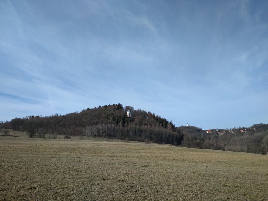 File:Hradiště Hradec u Liběšic, celkový pohled od jihovýchodu.jpg