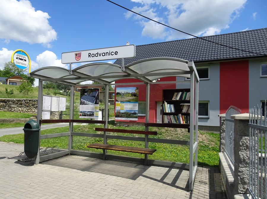 File:Radvanice (PR), zastávka.jpg