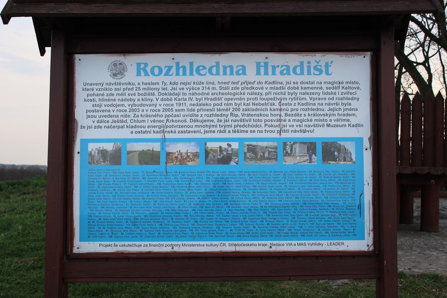 File:Kadlín, Hradišť, rozhledna, informační tabule.jpg