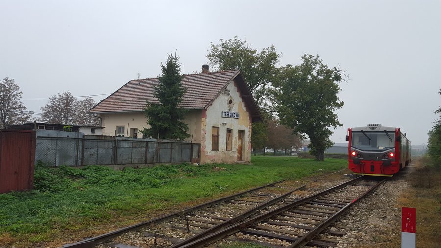 File:Tesedikovo station train.jpg
