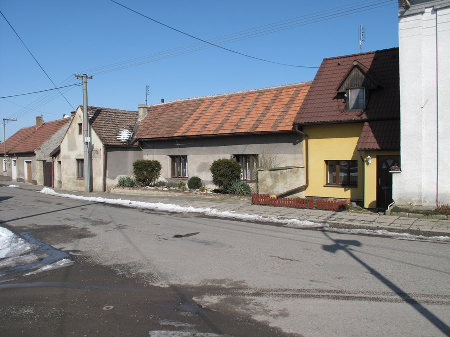 File:Dřínov (okres Kladno), dům s předzahrádkou.jpg
