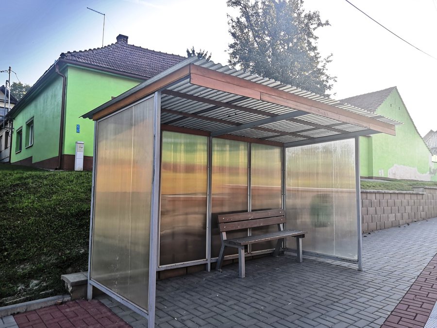 File:Nemotice, zastávka.jpg
