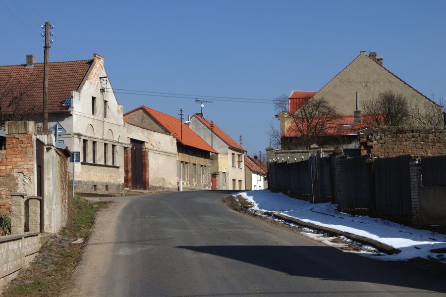 File:Klobuky, Čeradice, cesta.jpg