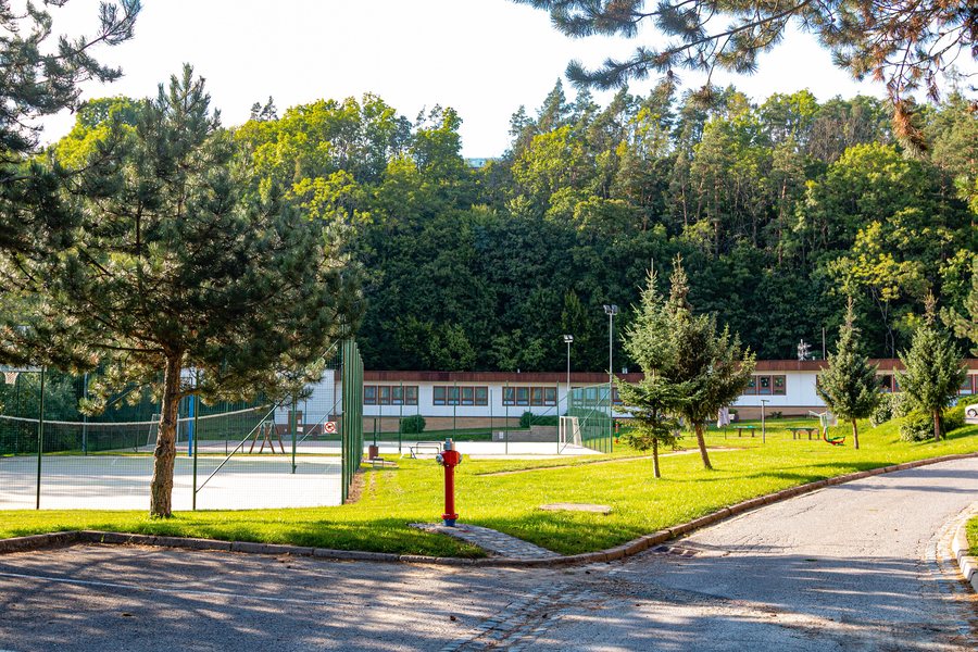 File:ZŠ při dětské léčebně Ostrov u Macochy 01.jpg