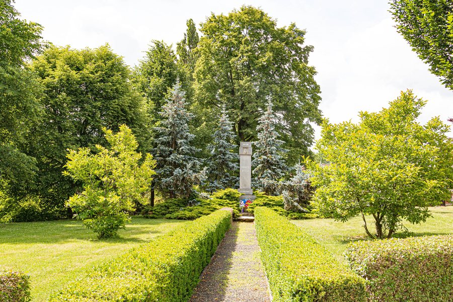 File:Pomník padlým v obci Úhřetice.jpg