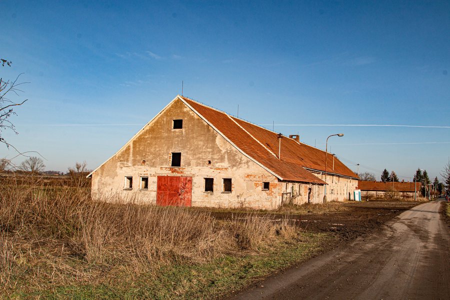 File:Bývalý kravín v obci Plch.jpg