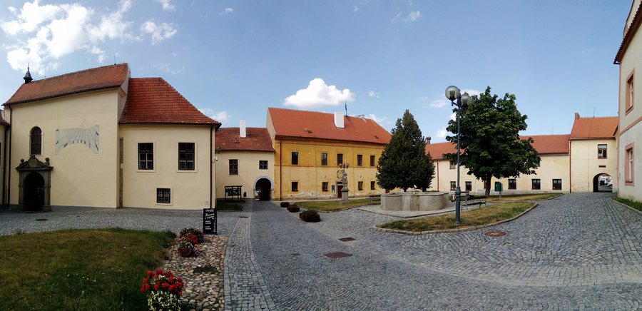 File:Horažďovice Castle, courtyard (01).jpg