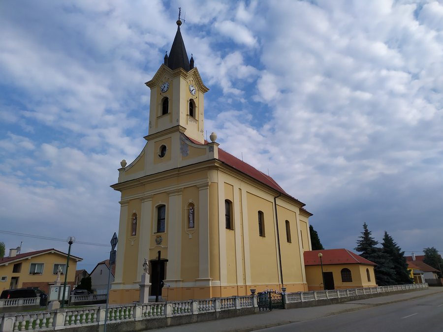 File:Úľany nad Žitavou kostol 01.jpg