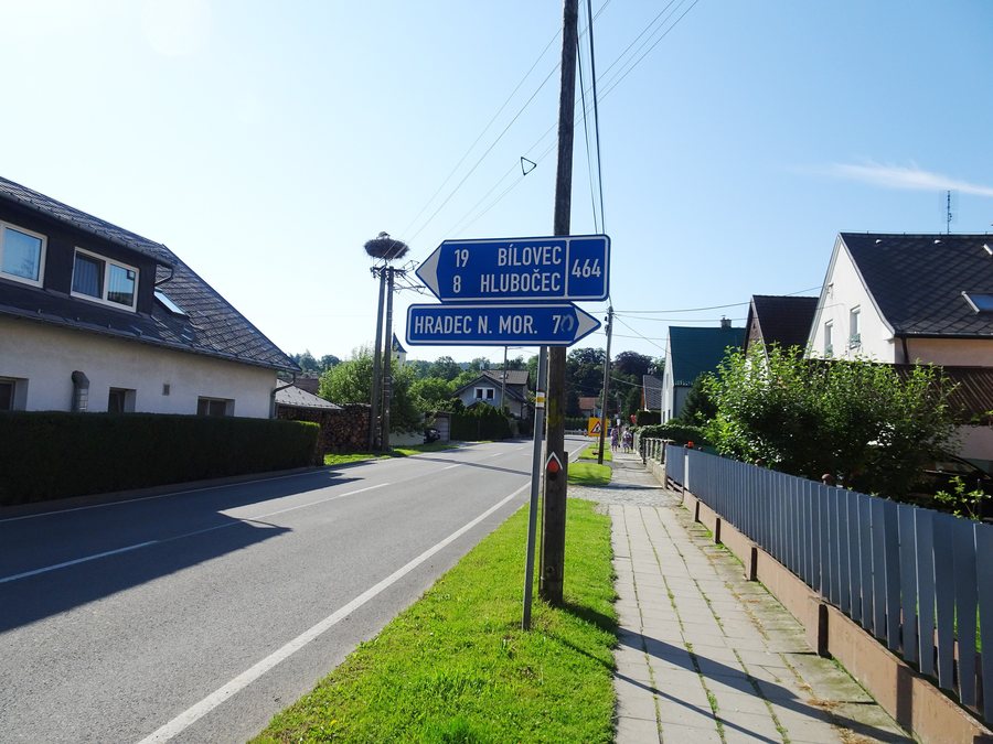 File:Raduň, 9. května, směrovky.jpg