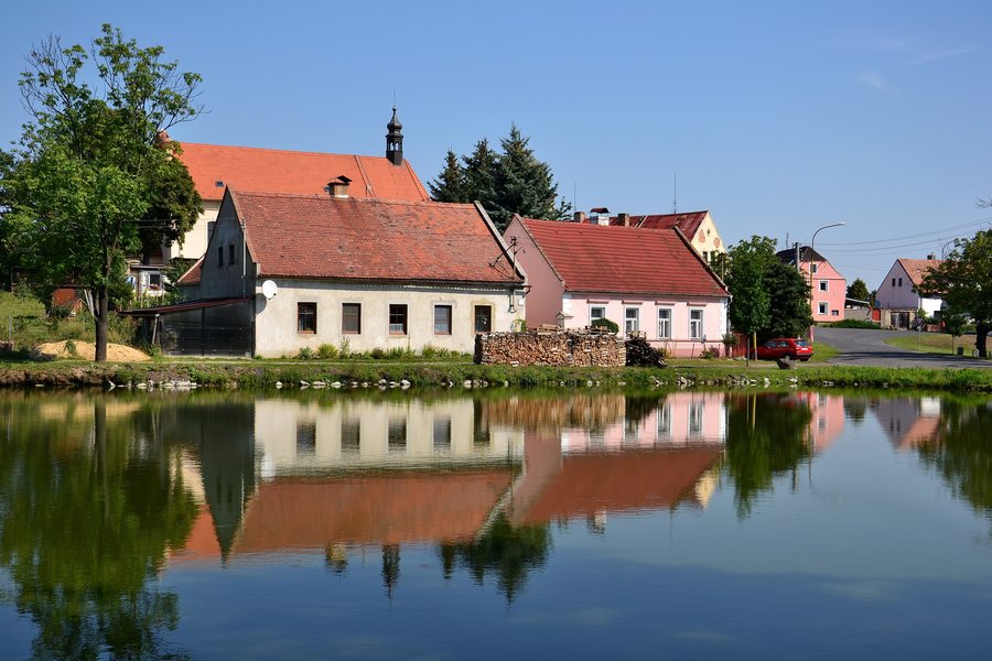 File:Veliká Ves 2015-08-22 Domy nad rybníkem.jpg