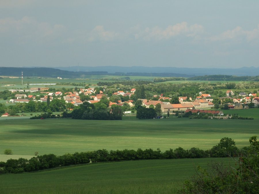 File:Velvary, Velká Bučina, pohled na Uhy.JPG