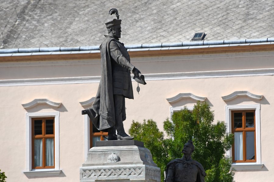 File:Hajdúböszörmény, Bocskai István-szobor 2021 01.jpg