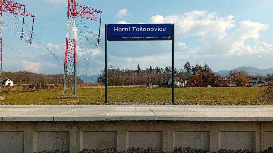 File:Železniční zastávka Horní Tošanovice staniční nápis (2).jpg