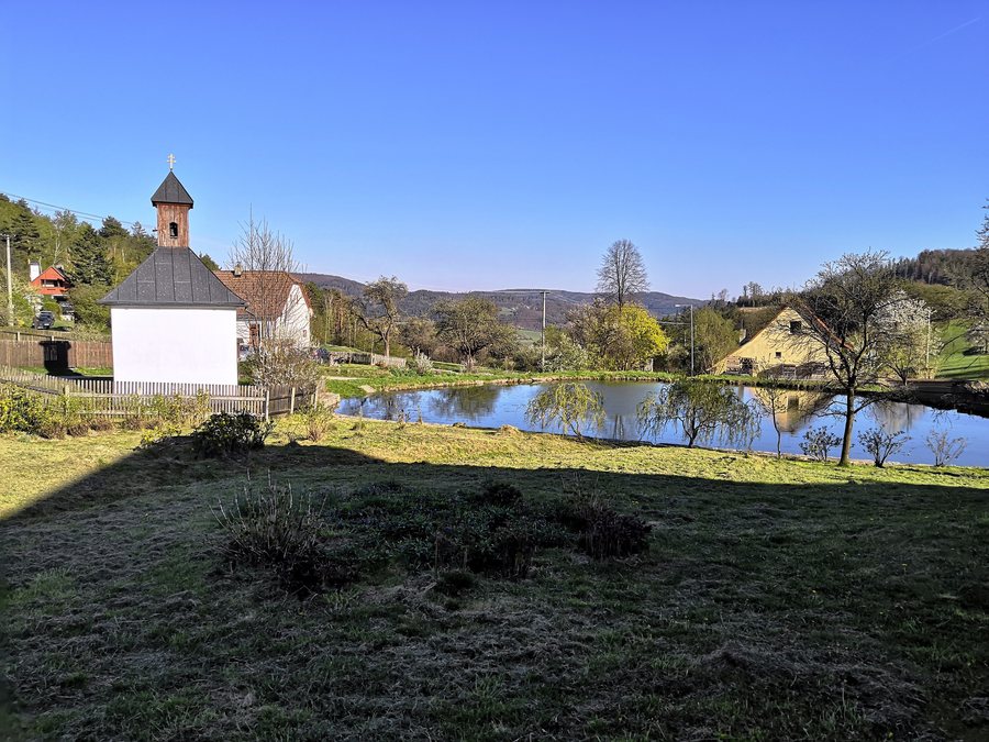 File:Kozlov (Bystřice nad Pernštejnem), náves (2).jpg