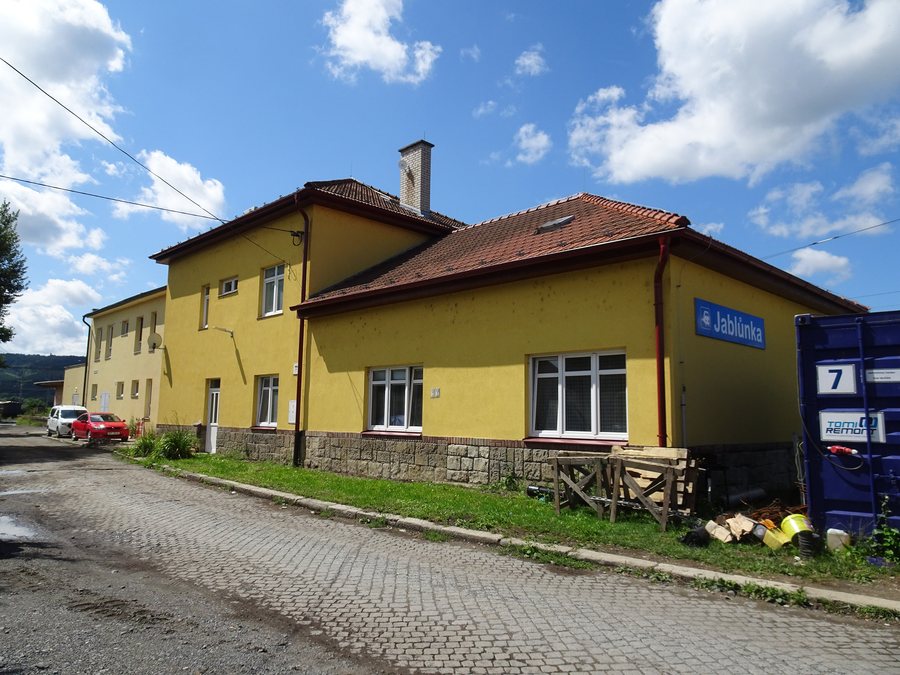 File:Jablůnka, nádraží (1).jpg