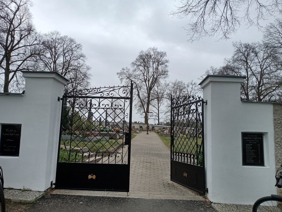File:Lipí okres České Budějovice hřbitov.jpg
