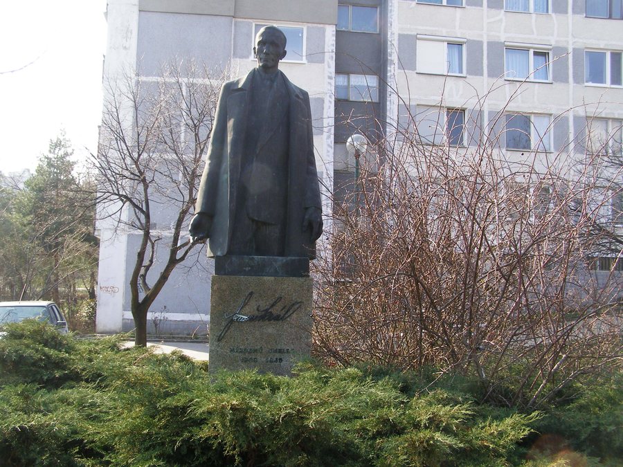 File:Fraňo Kráľ statue Tilgnerova.JPG