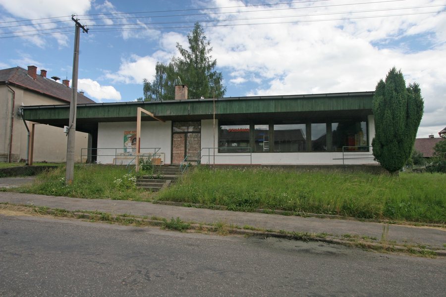 File:Doubravice bývalá prodejna.JPG