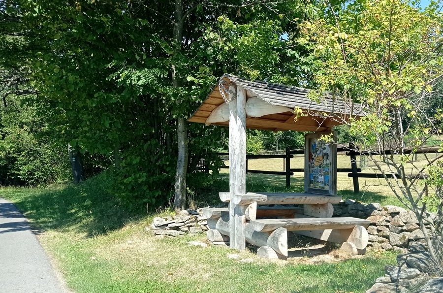 File:Šumavské Hoštice, Škarez 2. díl, picnic shelter 01.jpg