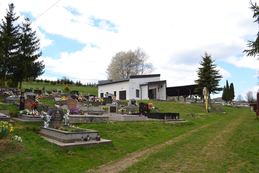 File:Tuhár - Dom smútku a cintorín.jpg
