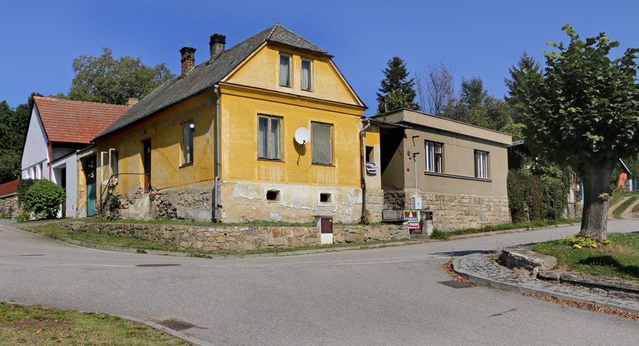 File:Miloňovice, common II.jpg