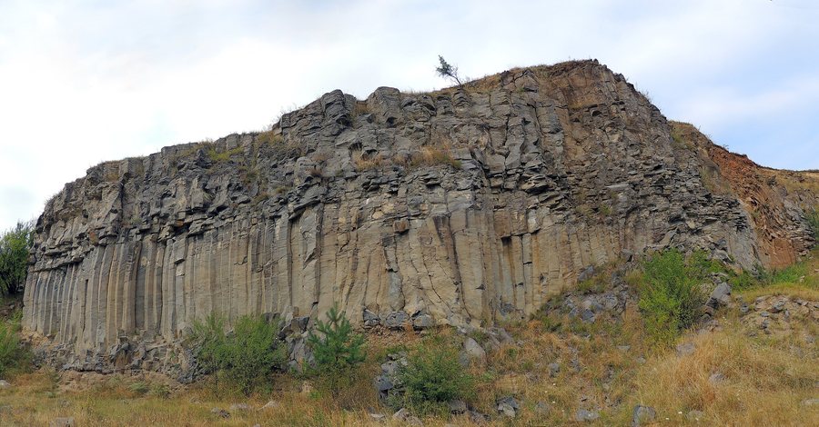 File:Racoș coloanele de bazalt 1.jpg