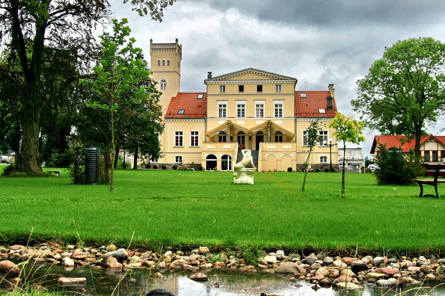 File:Rekowo Górne, Hotel Wieniawa - panoramio.jpg