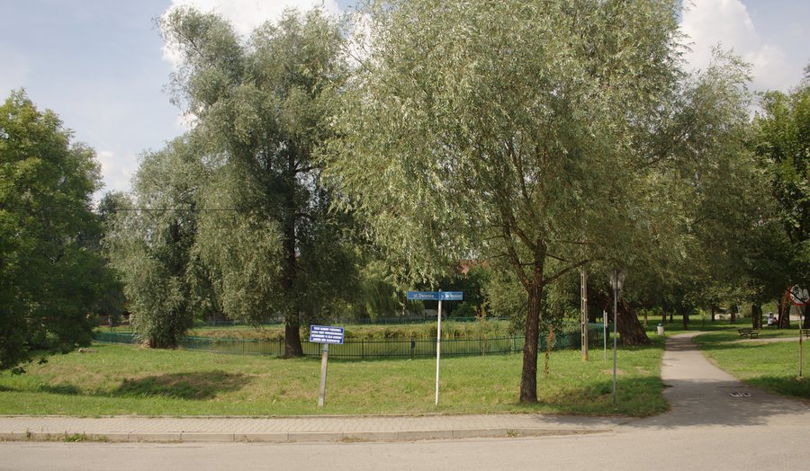 File:Modlniczka skwer 06.08.2019 p.jpg