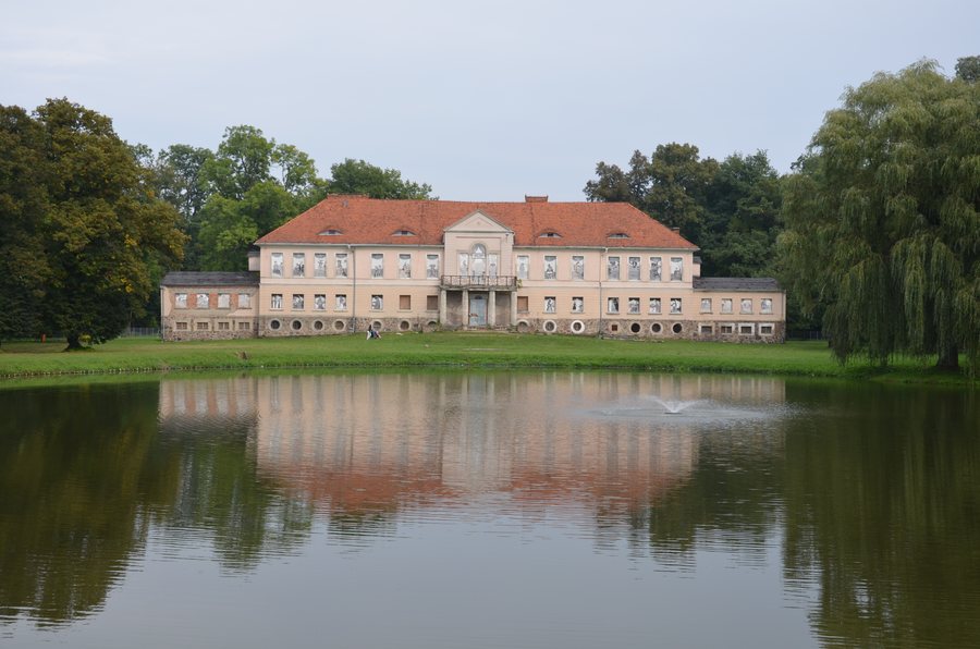 File:Pałac w Owińskach 02.JPG
