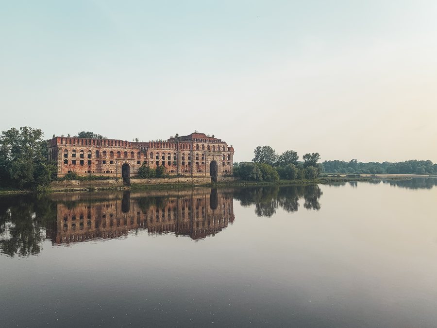 File:Nowy Dwór Mazowiecki, Spichlerz nad Narwią.jpg