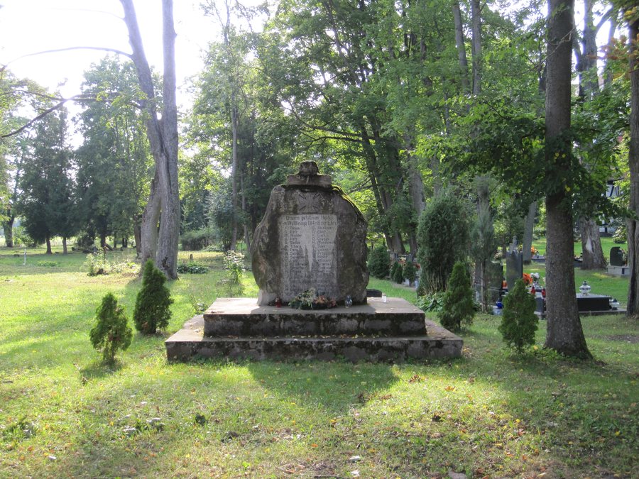File:Jerutki - cmentarz przykościelny (01).jpg