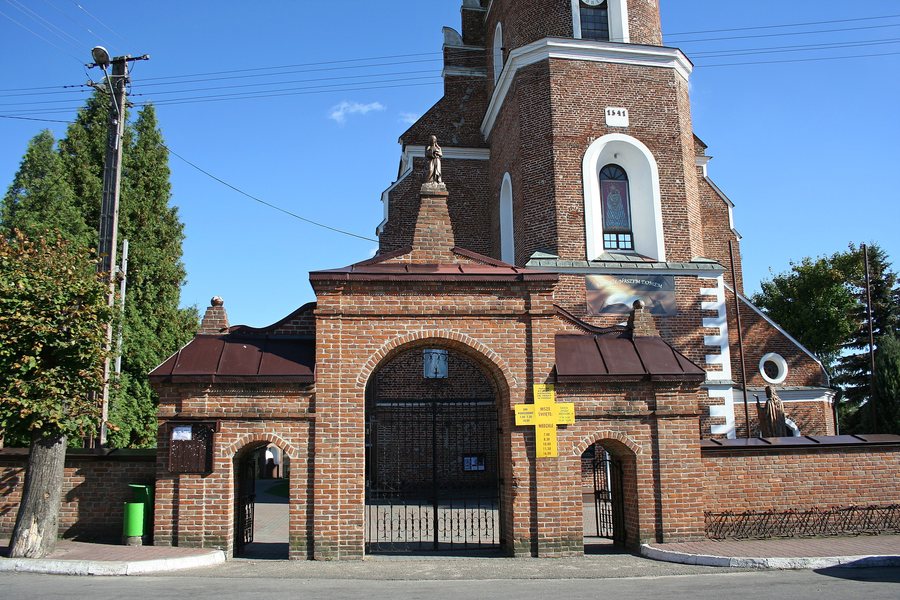 File:A5 Zespół kościoła par. p.w. Św. Trójcy i NMP Chodel 13.jpg