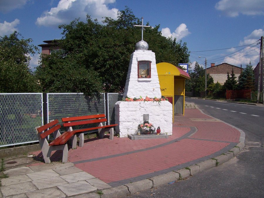 File:Antoniów - Przydrożna Kamienna Kapliczka z 1935 r. - panoramio.jpg
