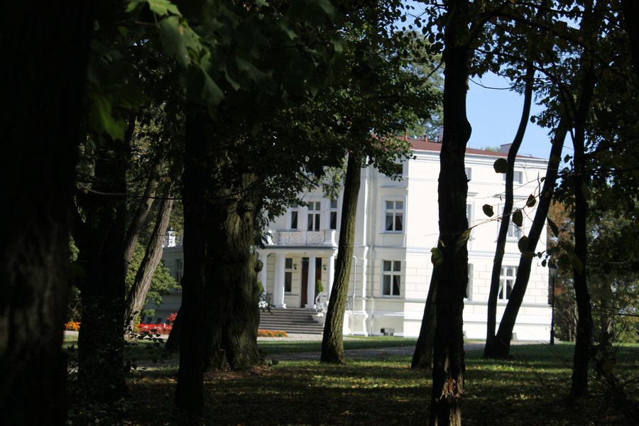 File:Młodocin-pałac.JPG