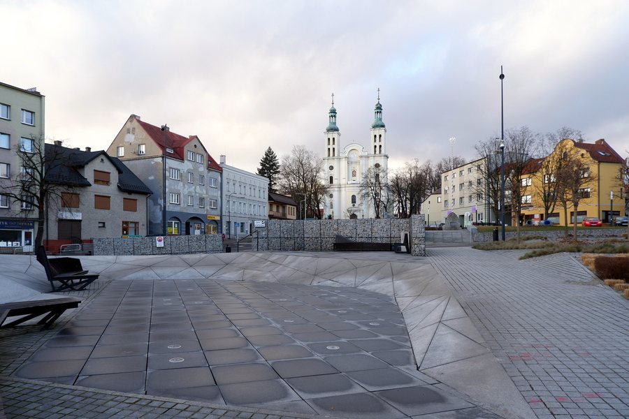 File:Pszów, Rynek (plac św. Jana Pawła II) i bazylika Matki Bożej Uśmiechniętej.jpg
