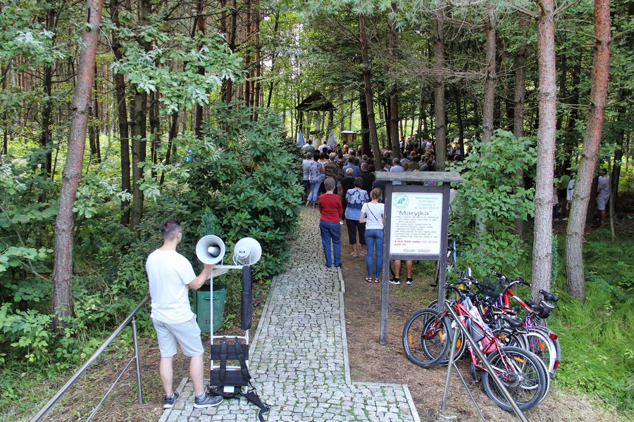 File:Maryjka na Branicy - nabożeństwo w lesie-Kobiór-2018-0001-RIKiWK-MCD.jpg
