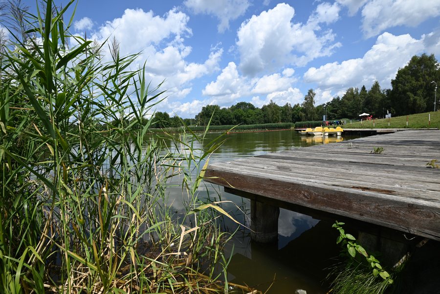 File:Ośrodek nad Stawem.jpg