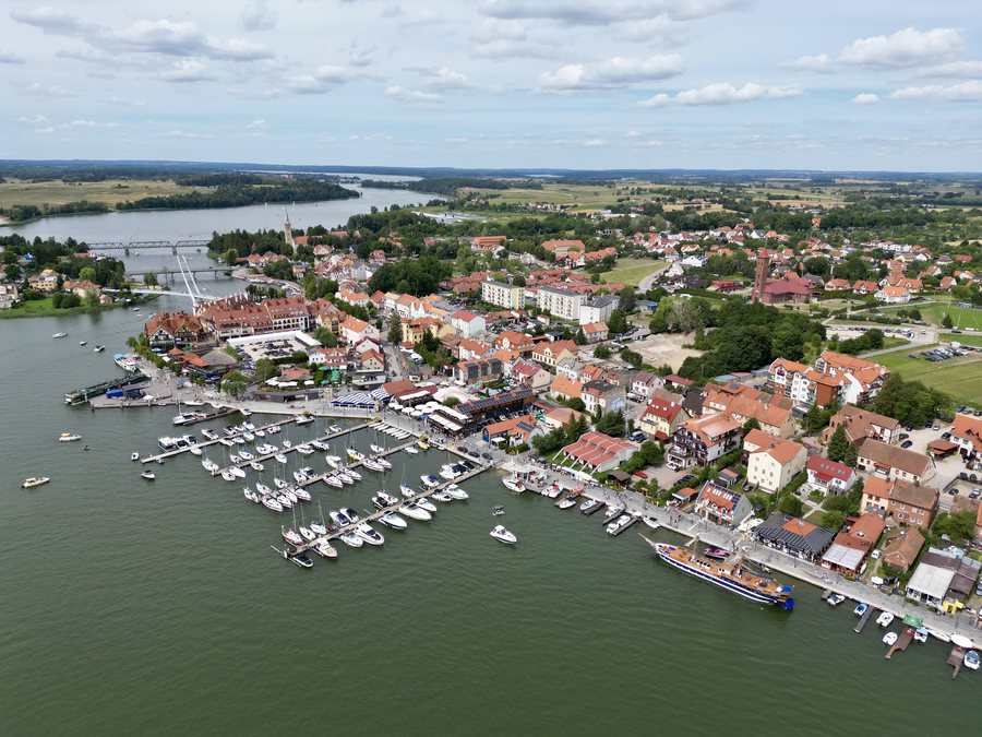 File:Mikołajki miasto.jpg