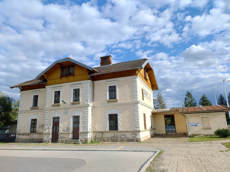 Strzyżów railway station — station building