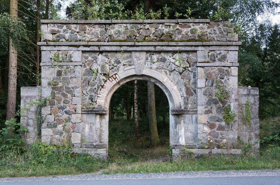 File:2016 Park Wenecja w Sulistrowiczkach, brama 1.jpg