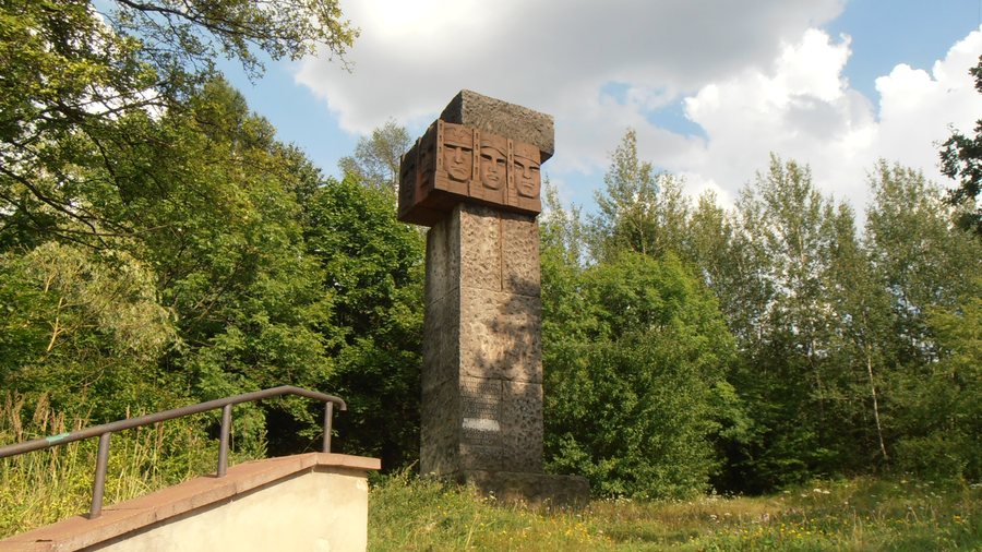 File:Krajno Pierwsze ~170731A~ pomnik.jpg