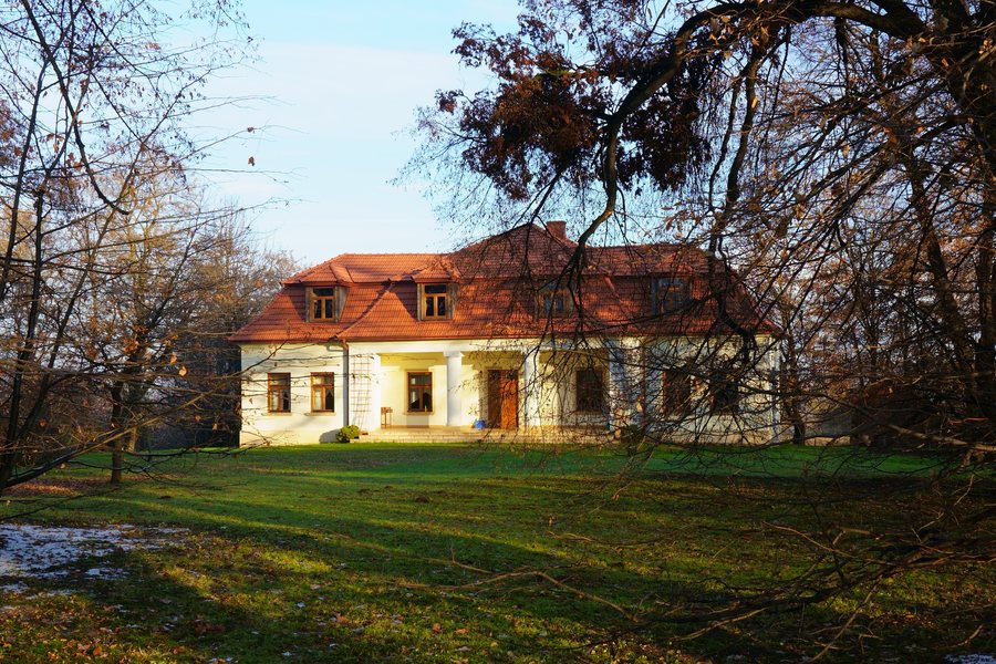 File:Przebieczany (Tomaszkowice) gm. Biskupice zespół dworski A 556 dwór.jpg