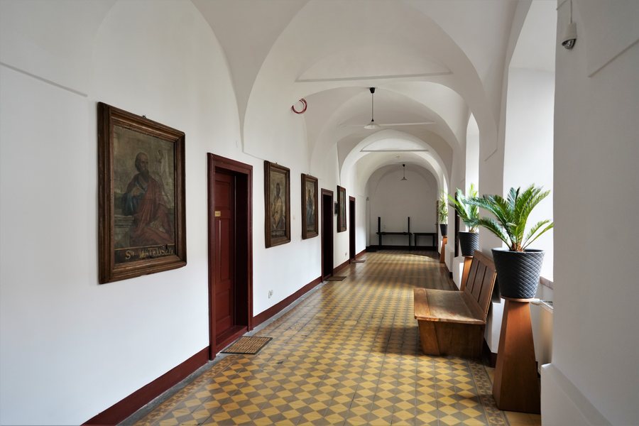 File:A 337 Alwernia, zespół klasztorny bernardynów - klasztor - krużganki.jpg