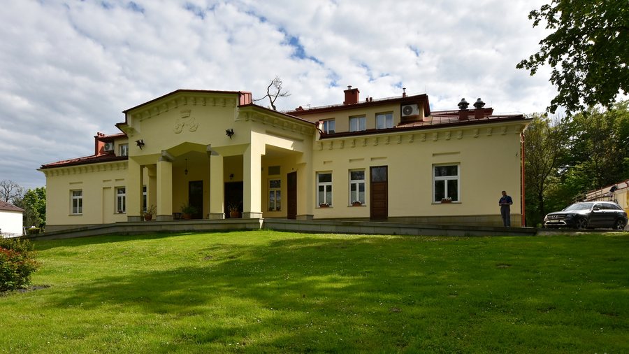 Zbylitowska Góra, Dwór